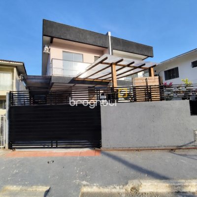 Casa com 124m², 3 quartos (sendo 1 suíte), 2 garagens, no bairro Potecas em São José