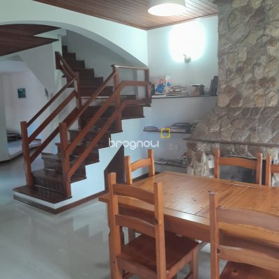 Casa com 230m², 5 quartos (sendo 2 suítes), 3 garagens, no bairro Lagoa da Conceição em Florianópolis