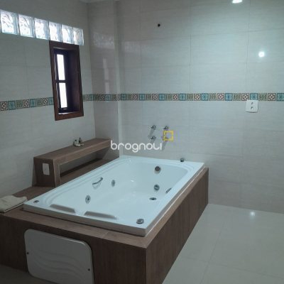 Casa com 230m², 5 quartos (sendo 2 suítes), 3 garagens, no bairro Lagoa da Conceição em Florianópolis