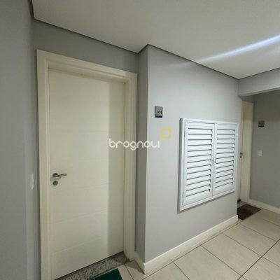 Apartamento com 71m², 2 quartos (sendo 1 suíte), 1 garagem, no bairro Praia Comprida em São José