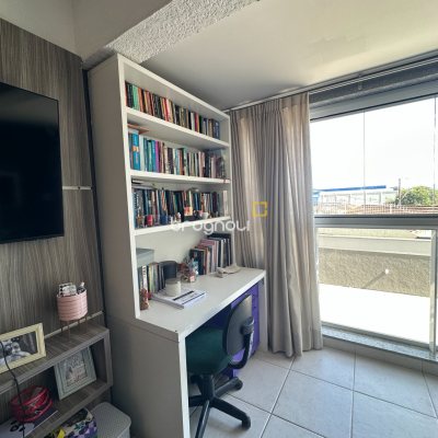 Apartamento com 71m², 2 quartos (sendo 1 suíte), 1 garagem, no bairro Praia Comprida em São José