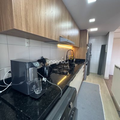 Apartamento com 71m², 2 quartos (sendo 1 suíte), 1 garagem, no bairro Praia Comprida em São José