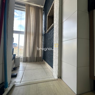 Apartamento com 71m², 2 quartos (sendo 1 suíte), 1 garagem, no bairro Praia Comprida em São José