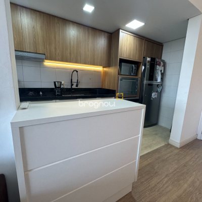 Apartamento com 71m², 2 quartos (sendo 1 suíte), 1 garagem, no bairro Praia Comprida em São José