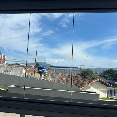 Apartamento com 71m², 2 quartos (sendo 1 suíte), 1 garagem, no bairro Praia Comprida em São José