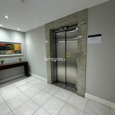 Apartamento com 71m², 2 quartos (sendo 1 suíte), 1 garagem, no bairro Praia Comprida em São José