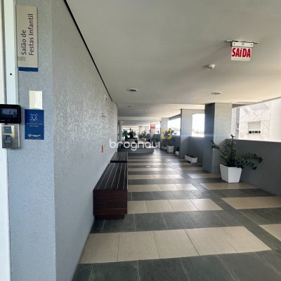 Apartamento com 71m², 2 quartos (sendo 1 suíte), 1 garagem, no bairro Praia Comprida em São José