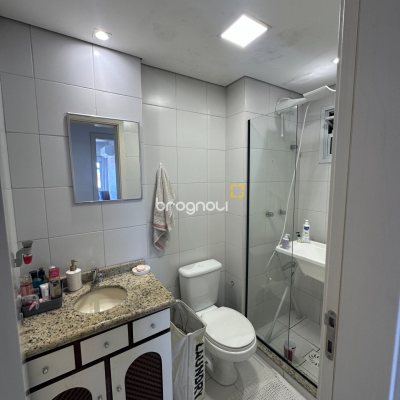 Apartamento com 71m², 2 quartos (sendo 1 suíte), 1 garagem, no bairro Praia Comprida em São José