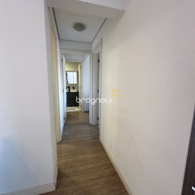 Apartamento com 71m², 2 quartos (sendo 1 suíte), 1 garagem, no bairro Praia Comprida em São José