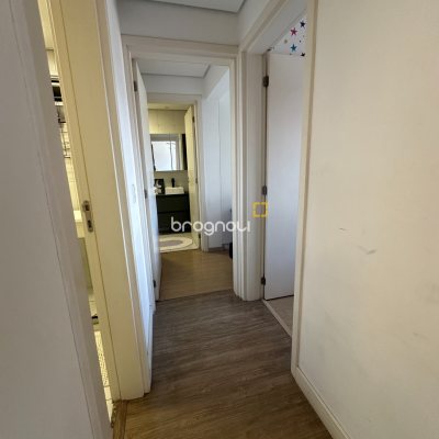 Apartamento com 71m², 2 quartos (sendo 1 suíte), 1 garagem, no bairro Praia Comprida em São José