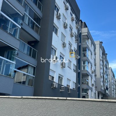 Apartamento com 71m², 2 quartos (sendo 1 suíte), 1 garagem, no bairro Praia Comprida em São José