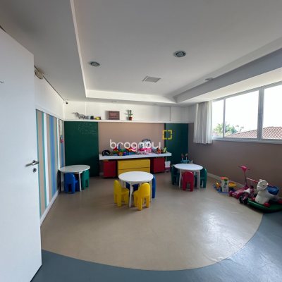 Apartamento com 71m², 2 quartos (sendo 1 suíte), 1 garagem, no bairro Praia Comprida em São José