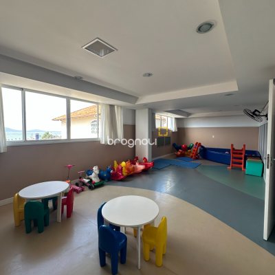 Apartamento com 71m², 2 quartos (sendo 1 suíte), 1 garagem, no bairro Praia Comprida em São José