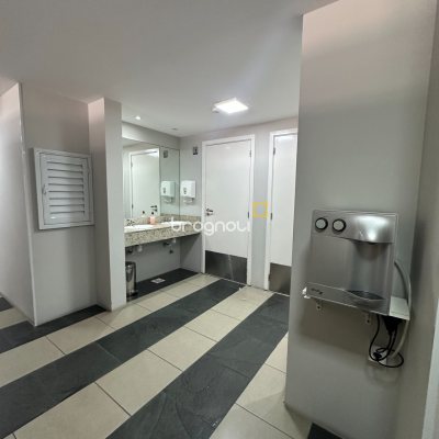 Apartamento com 71m², 2 quartos (sendo 1 suíte), 1 garagem, no bairro Praia Comprida em São José