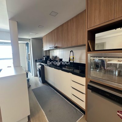 Apartamento com 71m², 2 quartos (sendo 1 suíte), 1 garagem, no bairro Praia Comprida em São José