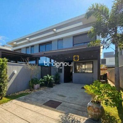Casa com 130m², 3 quartos (sendo 1 suíte), 2 garagens, no bairro Campeche em Florianópolis