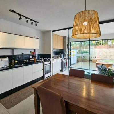 Casa com 130m², 3 quartos (sendo 1 suíte), 2 garagens, no bairro Campeche em Florianópolis