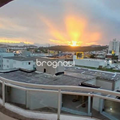 Apartamento com 108m², 3 quartos (sendo 1 suíte), 1 garagem, no bairro Kobrasol em São José
