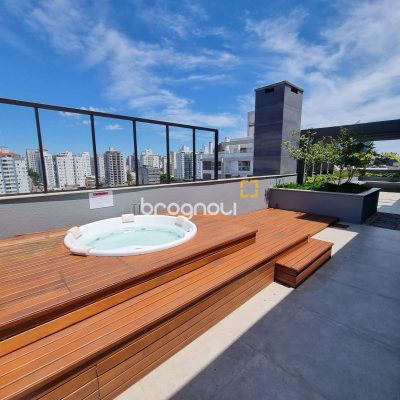 Apartamento com 70m², 2 quartos (sendo 1 suíte), 1 garagem, no bairro Centro em Florianópolis