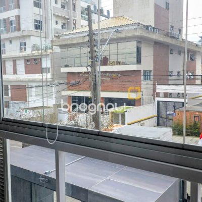 Apartamento com 70m², 2 quartos (sendo 1 suíte), 1 garagem, no bairro Centro em Florianópolis