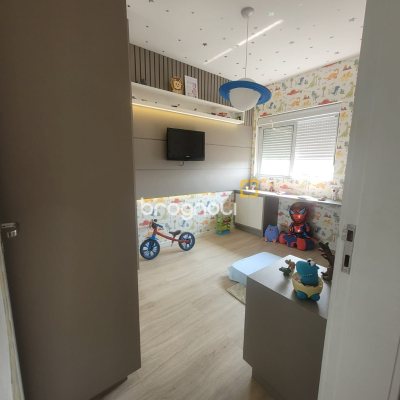Apartamento com 84m², 3 quartos (sendo 1 suíte), 2 garagens, no bairro Estreito em Florianópolis