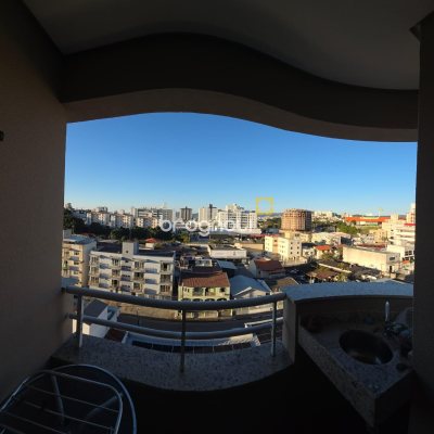 Apartamento com 84m², 3 quartos (sendo 1 suíte), 2 garagens, no bairro Estreito em Florianópolis