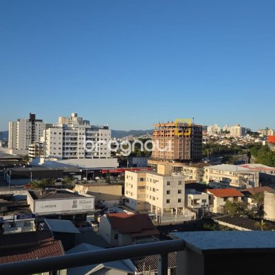 Apartamento com 84m², 3 quartos (sendo 1 suíte), 2 garagens, no bairro Estreito em Florianópolis