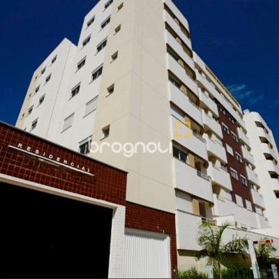 Apartamento com 84m², 3 quartos (sendo 1 suíte), 2 garagens, no bairro Estreito em Florianópolis