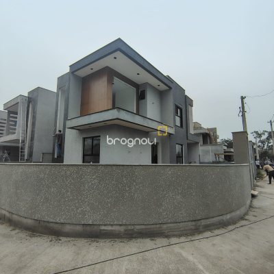 Casa com 117m², 3 quartos (sendo 2 suítes), 2 garagens, no bairro Canasvieiras em Florianópolis