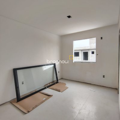 Casa com 117m², 3 quartos (sendo 2 suítes), 2 garagens, no bairro Canasvieiras em Florianópolis