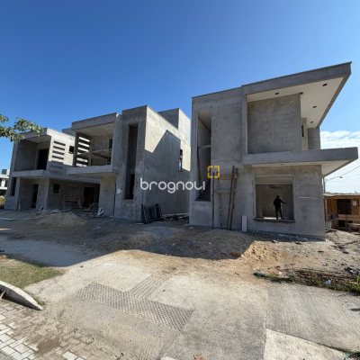 Casa com 117m², 3 quartos (sendo 2 suítes), 2 garagens, no bairro Canasvieiras em Florianópolis