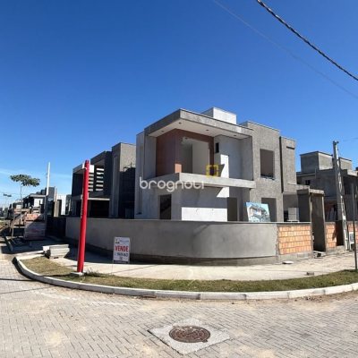 Casa com 117m², 3 quartos (sendo 2 suítes), 2 garagens, no bairro Canasvieiras em Florianópolis