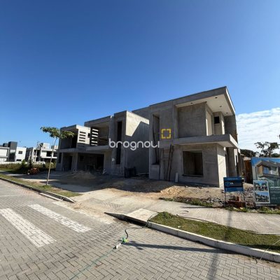 Casa com 117m², 3 quartos (sendo 2 suítes), 2 garagens, no bairro Canasvieiras em Florianópolis