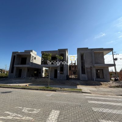 Casa com 134m², 3 quartos (sendo 1 suíte), 2 garagens, no bairro Canasvieiras em Florianópolis