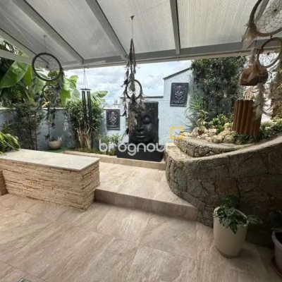 Casa com 282m², 3 quartos (sendo 1 suíte), 2 garagens, no bairro Saco Grande em Florianópolis