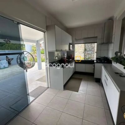 Casa com 282m², 3 quartos (sendo 1 suíte), 2 garagens, no bairro Saco Grande em Florianópolis