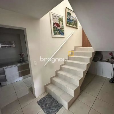 Casa com 282m², 3 quartos (sendo 1 suíte), 2 garagens, no bairro Saco Grande em Florianópolis