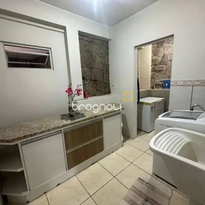 Casa com 282m², 3 quartos (sendo 1 suíte), 2 garagens, no bairro Saco Grande em Florianópolis