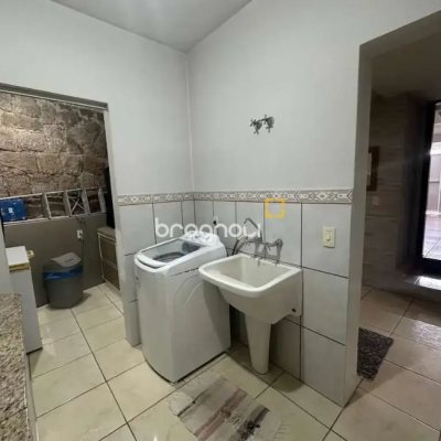 Casa com 282m², 3 quartos (sendo 1 suíte), 2 garagens, no bairro Saco Grande em Florianópolis