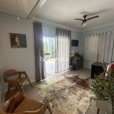 Casa com 282m², 3 quartos (sendo 1 suíte), 2 garagens, no bairro Saco Grande em Florianópolis