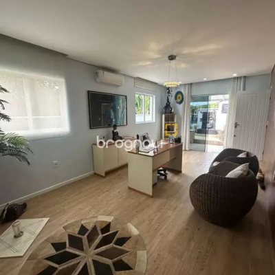 Casa com 282m², 3 quartos (sendo 1 suíte), 2 garagens, no bairro Saco Grande em Florianópolis