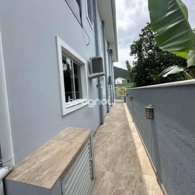 Casa com 282m², 3 quartos (sendo 1 suíte), 2 garagens, no bairro Saco Grande em Florianópolis