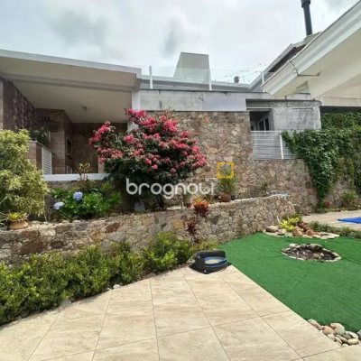 Casa com 282m², 3 quartos (sendo 1 suíte), 2 garagens, no bairro Saco Grande em Florianópolis