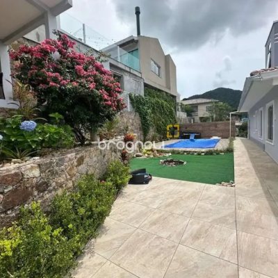 Casa com 282m², 3 quartos (sendo 1 suíte), 2 garagens, no bairro Saco Grande em Florianópolis
