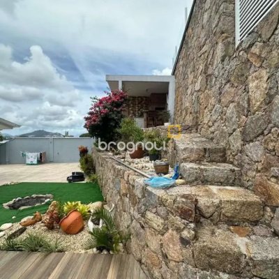 Casa com 282m², 3 quartos (sendo 1 suíte), 2 garagens, no bairro Saco Grande em Florianópolis