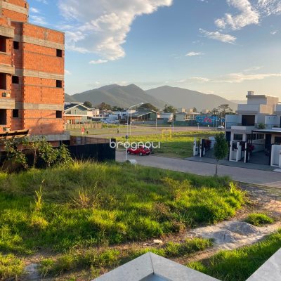 Casa com 163m², 3 quartos (sendo 3 suítes), 1 garagem, no bairro Campeche em Florianópolis