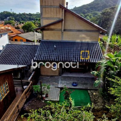 Casa com 140m², 3 quartos (sendo 1 suíte), 2 garagens, no bairro Sambaqui em Florianópolis