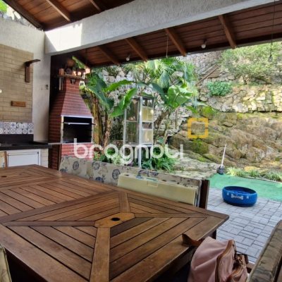 Casa com 140m², 3 quartos (sendo 1 suíte), 2 garagens, no bairro Sambaqui em Florianópolis