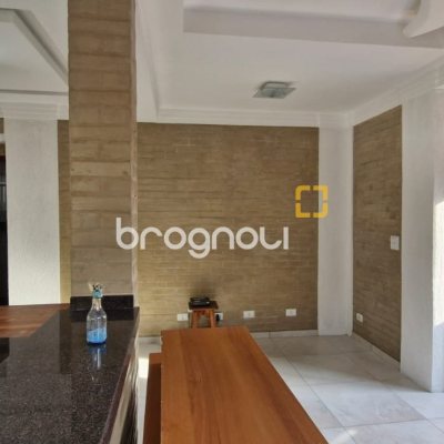 Casa com 140m², 3 quartos (sendo 1 suíte), 2 garagens, no bairro Sambaqui em Florianópolis