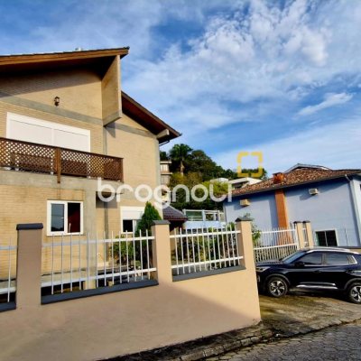Casa com 140m², 3 quartos (sendo 1 suíte), 2 garagens, no bairro Sambaqui em Florianópolis